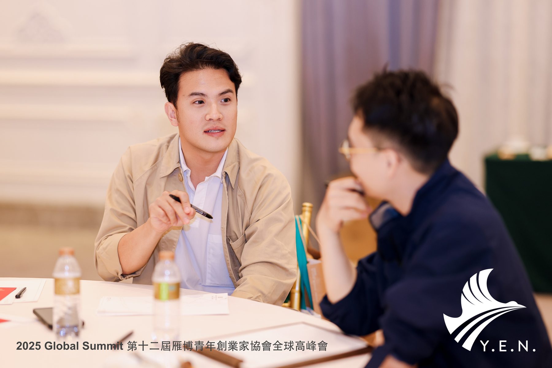 Two entrepreneurs in a candid one-on-one conversation at the Global Summit